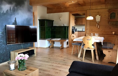 Hinterzarten Appartement | Holiday Apartment 'Hirschsprung' with Mountain View, Private Terrace and Wi-Fi