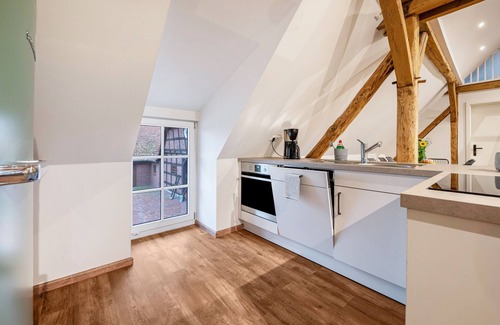 Strohen Appartement | Appartement de vacances "Eichengeflüster Schwalbenloft" avec terrasse privée sous les chênes