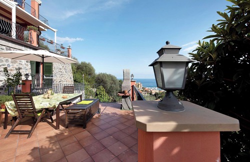 Varazze Appartement | Appartement de vacances "Esclusiva Terrazza Vista Porto" avec vue sur les montagnes et terrasse.