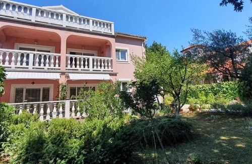 Cancini Appartement | Holiday apartment for max. 8 people in a quiet location