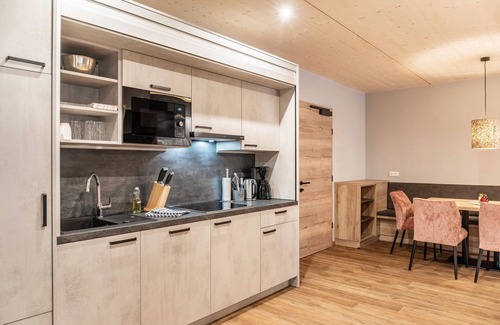 Pflach Appartement | Appartement de vacances "Hotel Zum Schwanen - 4" avec vue sur les montagnes, terrasse et Wi-Fi