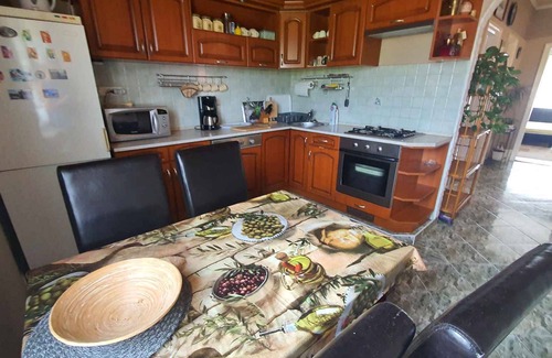 Balatonlelle Appartement | Appartement de vacances joliment meublé avec WiFi et climatisation