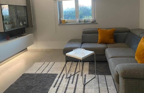 Cherasco Appartement | Holiday Apartment 'Il Tramonto' with Mountain View, Private Terrace and Air Conditioning