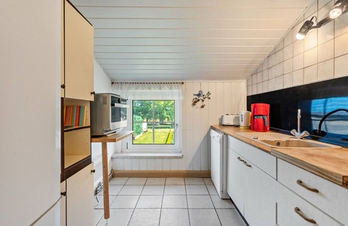 Ludershagen Maison | Holiday Apartment 'Kranichblick' with Private Garden, Balcony and Wi-Fi