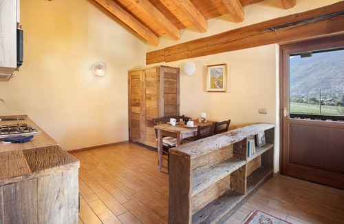 Pont Suaz Appartement | Holiday Apartment "La Vigne De Papagran 7" with Mountain View, Shared Garden & Wi-Fi