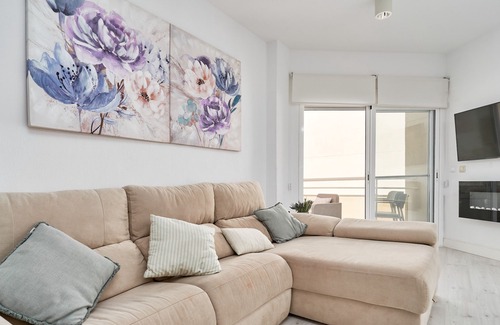 Playa Granada Appartement | Holiday Apartment "Luxury On The Beachfront" near beach with Shared Pool & Wi-Fi