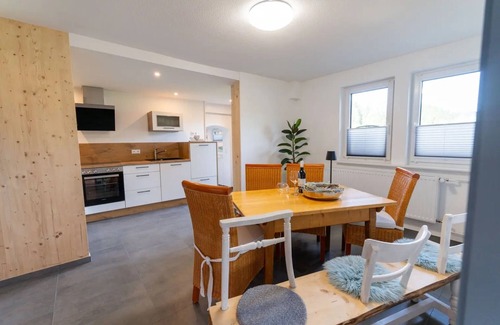 Schonach im Schwarzwald Appartement | Appartement 'Maisonette-Ferienwohnung' avec vue sur les montagnes, jardin partagé et Wi-Fi
