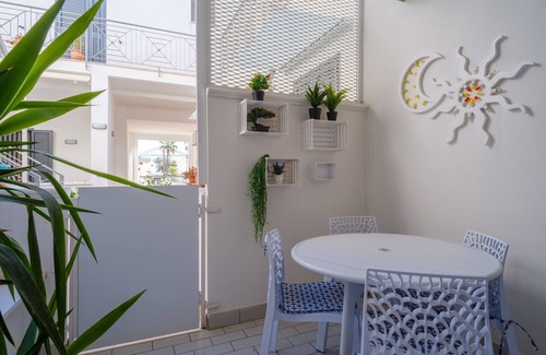 San Cataldo Appartement | Appartement de vacances SoleLuna avec vue sur la mer, terrasse et Wi-Fi.