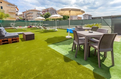 Viserbella Appartement | Appartement de vacances "Sole" avec vue sur mer, jardin partagé et Wi-Fi