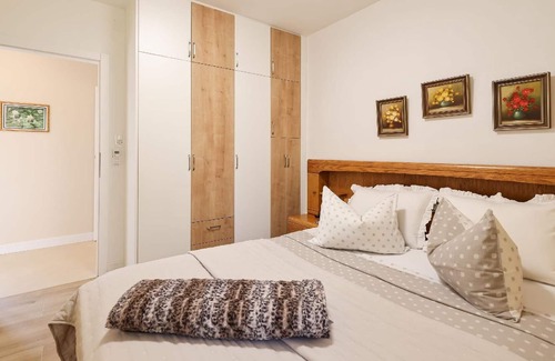 Poljica Appartement | Holiday apartment Vrsi for 1 - 7 persons with 3 bedrooms - Twin house