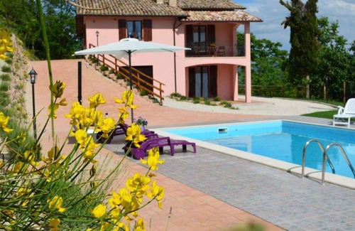 Fermignano Appartement | Appartement de vacances avec terrasse et piscine