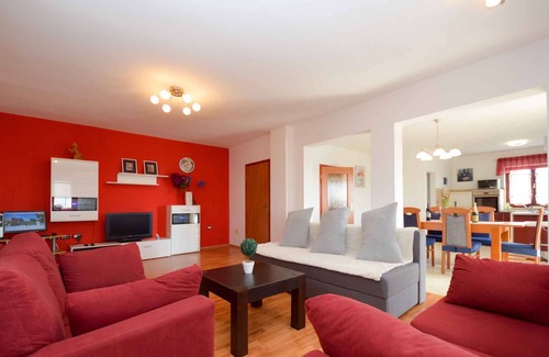 Sajini Appartement | Holiday apartment with air conditioning and mounting pool