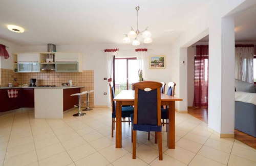 Sajini Appartement | Holiday apartment with air conditioning and mounting pool