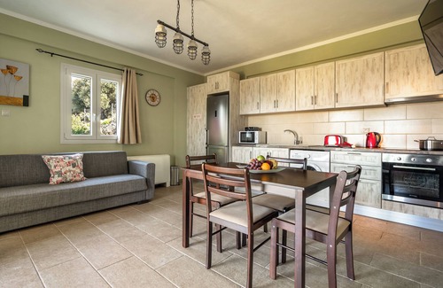 Faraklata Appartement | Appartement de vacances "Zoi" avec vue sur la mer, jardin partagé et Wi-Fi.