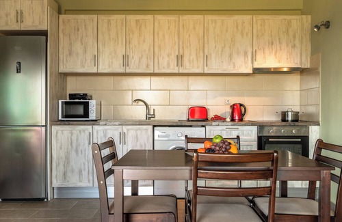 Faraklata Appartement | Appartement de vacances "Zoi" avec vue sur la mer, jardin partagé et Wi-Fi.