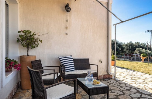 Faraklata Appartement | Appartement de vacances "Zoi" avec vue sur la mer, jardin partagé et Wi-Fi.