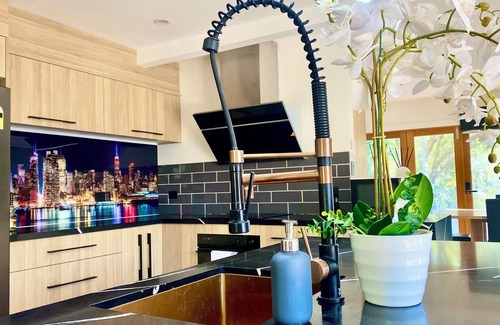 Macgregor Maison | Holiday Family Home Near Westfield Easy Access to City Free Wifi & Parking