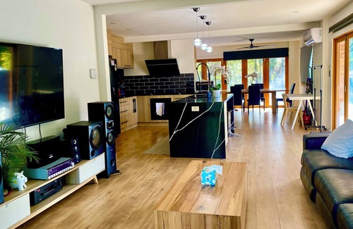 Macgregor Maison | Holiday Family Home Near Westfield Easy Access to City Free Wifi & Parking