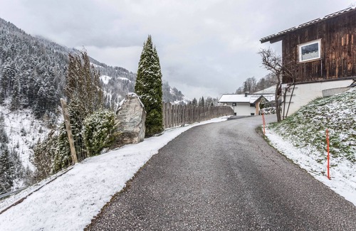 Sankt Johann im Pongau Appartement | Appartement 'Apartment mit Blick Auf Die Berge' avec vue sur la montagne, jardin et WLAN