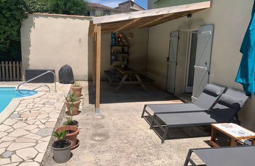 Villemagne-l'Argentiere Maison | Holiday Home 'Maison Sur La Mare' with Mountain View, Private Pool and Wi-Fi