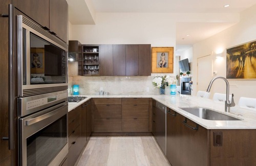 Ketchum Copropriété | Summer Getaways Available! Chic Condo in Downtown Ketchum with Fire Pit & Mountain Views