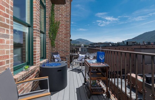 Ketchum Copropriété | Summer Getaways Available! Chic Condo in Downtown Ketchum with Fire Pit & Mountain Views