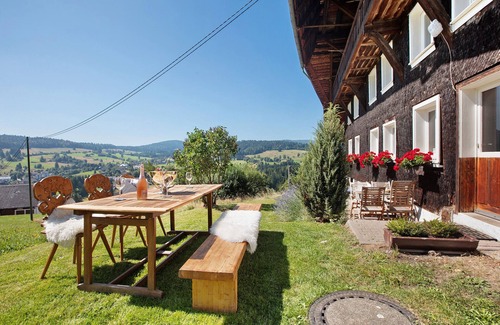 Bernau Maison | Holiday Home 'Black Forest Woods' with Mountain View, Private Terrace and Wi-Fi