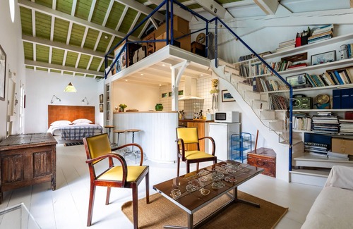 Saint-Aubin-de-Branne Appartement | Holiday Home 'La Maison Des Voyages' with Private Pool, Private Terrace and Wi-Fi