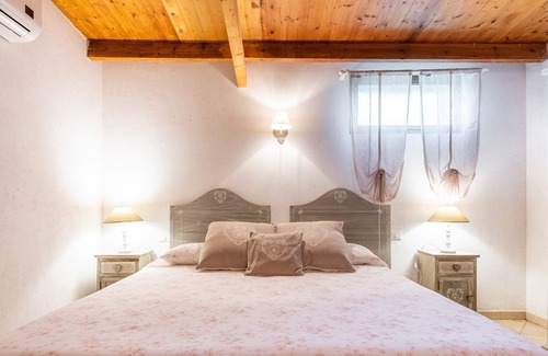 San Giovanni Suergiu Maison | Holiday Home "Azzurra Relax" with Pool, Garden & Wi-Fi