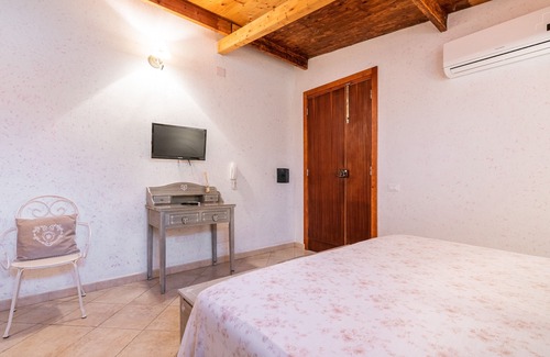 San Giovanni Suergiu Maison | Holiday Home "Azzurra Relax" with Pool, Garden & Wi-Fi