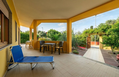 San Giovanni Suergiu Maison | Maison de vacances 'San Giovanni' avec terrasse privée, Wi-Fi et climatisation