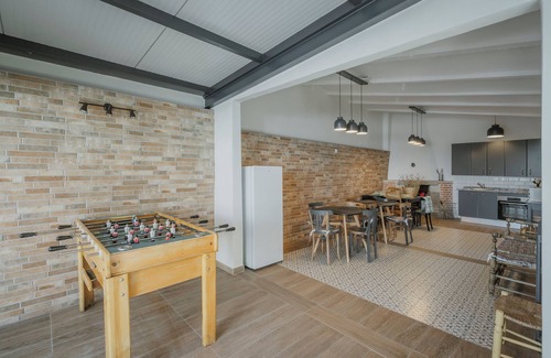 Nava de la Asuncion Maison | Holiday Home 'El Romazal' with Private Pool, Private Garden and Wi-Fi