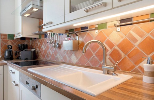 Pantow Maison | Maison de vacances "5 Sterne Reetdachhaus Wildröschen" avec terrasses privées, jardin et Wi-Fi
