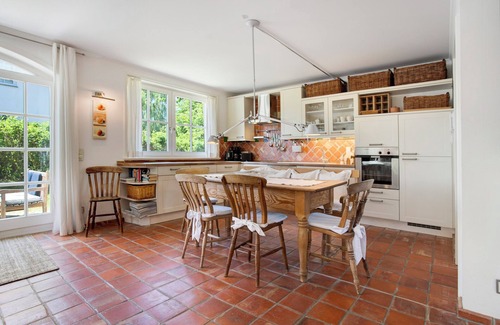 Pantow Maison | Maison de vacances "5 Sterne Reetdachhaus Wildröschen" avec terrasses privées, jardin et Wi-Fi