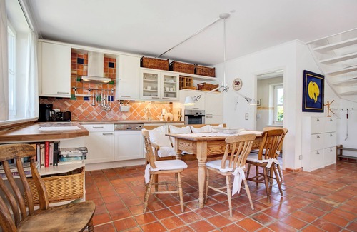 Pantow Maison | Maison de vacances "5 Sterne Reetdachhaus Wildröschen" avec terrasses privées, jardin et Wi-Fi