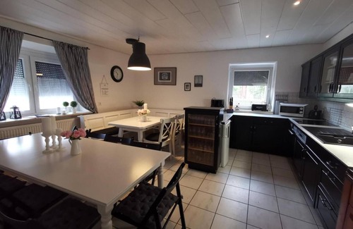 Altmannstein Maison | Holiday Home 'Am Limes' with Private Terrace, Private Garden and Wi-Fi
