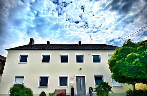 Altmannstein Maison | Holiday Home 'Am Limes' with Private Terrace, Private Garden and Wi-Fi