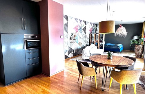 Zentrum Appartement | Holiday Home 'Am Schloßteich' with Private Terrace and Wi-Fi