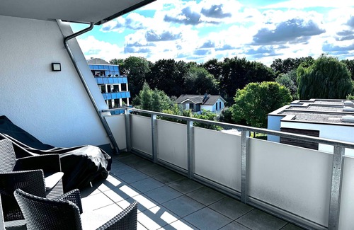 Zentrum Appartement | Holiday Home 'Am Schloßteich' with Private Terrace and Wi-Fi