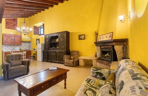 Alenquer Maison | Holiday Home 'Amarela' with Mountain View, Shared Pool and Wi-Fi