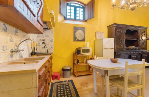 Alenquer Maison | Holiday Home 'Amarela' with Mountain View, Shared Pool and Wi-Fi