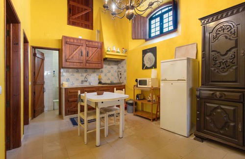 Alenquer Maison | Holiday Home 'Amarela' with Mountain View, Shared Pool and Wi-Fi