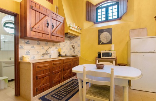 Alenquer Maison | Holiday Home 'Amarela' with Mountain View, Shared Pool and Wi-Fi