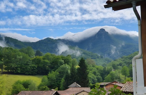 Chein-Dessus Maison | Maison de Vacances 'Au Fil De L'eau' avec Vue sur la Montagne, Terrasse Privée et Wi-Fi