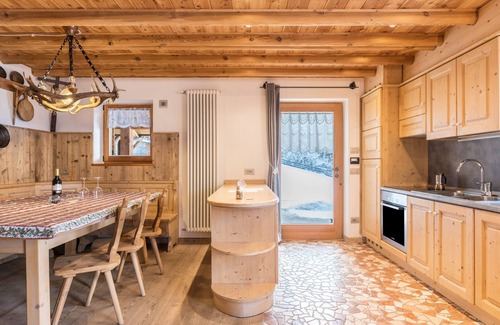 Bedollo Maison | Maison de vacances "Baita Nonno Ghino" avec vue sur les montagnes, jardin et Wi-Fi.