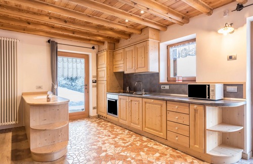 Bedollo Maison | Maison de vacances "Baita Nonno Ghino" avec vue sur les montagnes, jardin et Wi-Fi.
