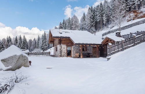 Bedollo Maison | Maison de vacances "Baita Nonno Ghino" avec vue sur les montagnes, jardin et Wi-Fi.