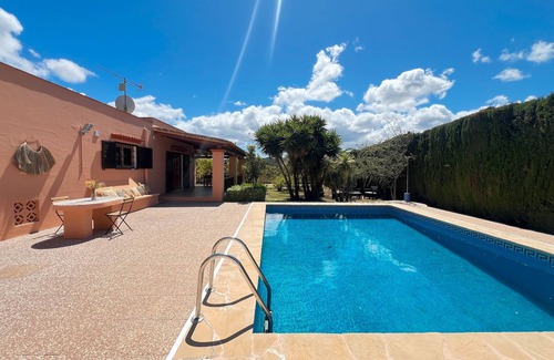 Santa Eulalia del Rio Maison | Holiday Home 'Bamboo' with Private Pool, Wi-Fi and Air Conditioning