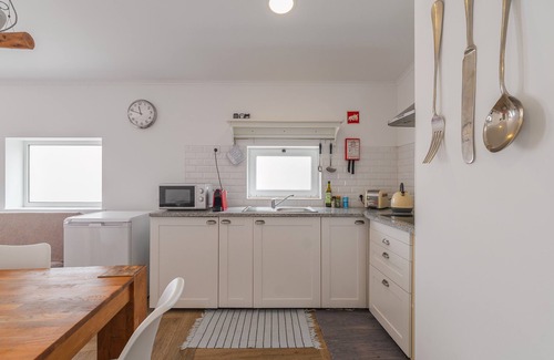 Malveira da Serra Maison | Holiday Home 'Between Mountain and Sea' with Mountain View, Private Terrace and Wi-Fi