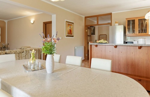 Pagubice Maison | Holiday Home Brajdice - Five Bedroom Holiday Home with Pool